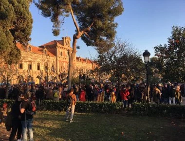 Η ένταση επανέρχεται στη Βαρκελώνη: Διαδηλώσεις και συγκρούσεις με την Αστυνομία έξω από το καταλανικό κοινοβούλιο